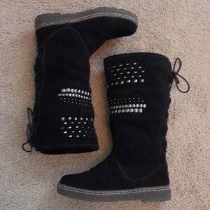 Black suede Bearpaw Silverton studded & laced winter boots 🍀